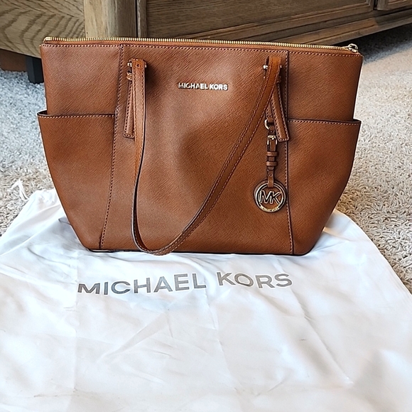 Michael Kors Handbags - Michael Kors Jet Set tote saffiano leather